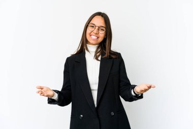 Beyaz arka planda izole edilmiş genç melez iş kadını hoş bir ifade sergiliyor..