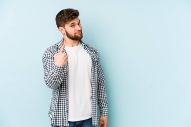 Kafkasyalı genç adam mavi arka planda izole edilmiş seni işaret ediyor sanki davet ediliyormuş gibi..