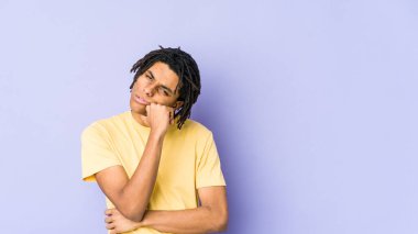 Genç Afrikalı Amerikalı Rasta adam tekrarlanan bir görevden bıktı..