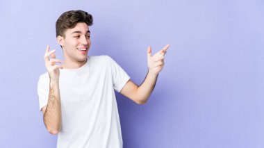 Mor arka planda izole edilmiş beyaz bir adam neşeli bir şekilde gülüyor. Mutluluk kavramı.