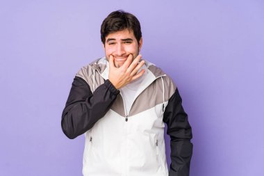 Mor arka planda iki seçenek arasındaki şüpheyle izole edilmiş genç adam.