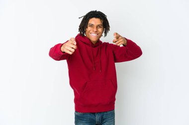 Genç Afro-Amerikan Rasta 'lı neşeli gülücük.