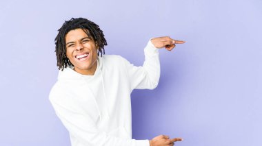 Genç Afrikalı Amerikalı Rasta adam işaret parmağıyla işaret ettiği için heyecanlı..