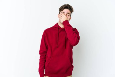 Beyaz arka planda izole olmuş genç beyaz bir adam gülüyor, kaygısız, doğal bir duygu..