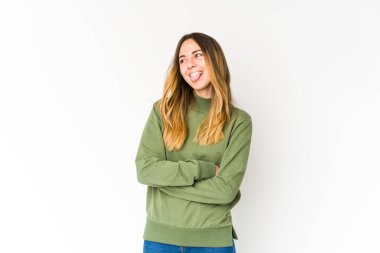 Beyaz arka planda izole edilmiş beyaz bir kadın. Komik ve dost canlısı bir dil uzatıyor..