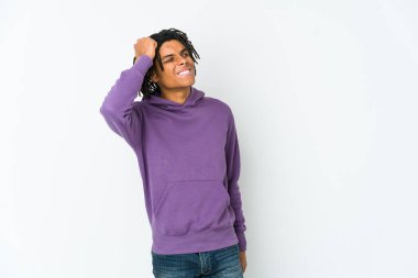 Genç Afrikalı Amerikalı Rasta adam zaferi, tutkuyu ve coşkuyu kutluyor, mutlu bir ifade..