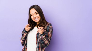 Genç, melez, ispanyol bir kadın izole edilmiş, parmağıyla işaret ediyor..