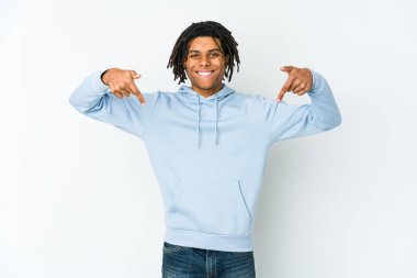 Genç Afrikalı Amerikalı Rasta adamı parmaklarıyla işaret ediyor, pozitif duygu..
