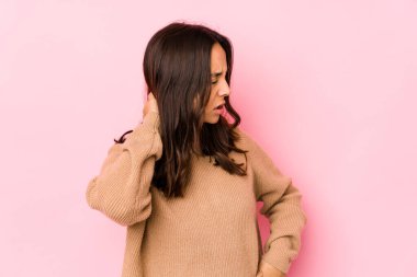 Genç melez İspanyol kadın stres, masaj ve elle dokunmadan dolayı boynu ağrıyor..