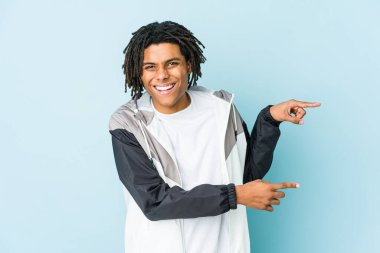 Genç Afro-Amerikan sporcusu işaret parmaklarıyla fotokopi alanını işaret ederek heyecan ve arzusunu ifade ediyor..