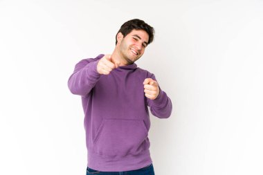Beyaz arka planda izole edilmiş genç bir adam gülümsüyor..