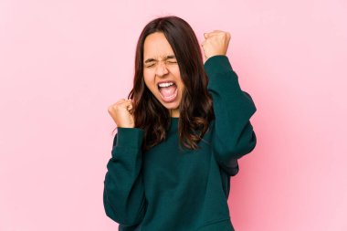 Genç melez İspanyol kadın zafer kazandıktan sonra yumruğunu kaldırdı..