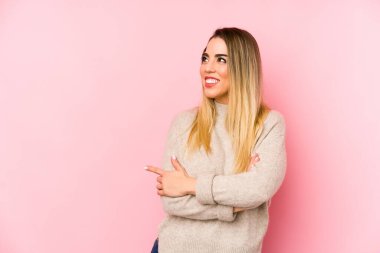 Orta yaşlı bir kadın soyutlanmış bir geçmişi var. Kollarını kavuşturup gülümsüyor..