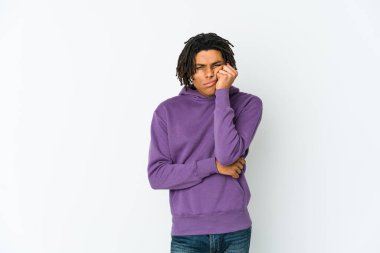 Üzgün ve dalgın hisseden genç Afro-Amerikan Rasta adam, fotokopi alanına bakıyor..