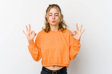 Beyaz sırtlı genç beyaz kadın sıkı çalışma gününden sonra rahatlıyor, yoga yapıyor..