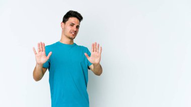 Beyaz arka planda izole edilmiş genç beyaz bir adam tiksinti belirtisi gösteren birini reddediyor..