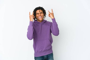 Genç Afrikalı Amerikalı Rasta adam boynuzlarını bir devrim konsepti olarak gösteriyor..