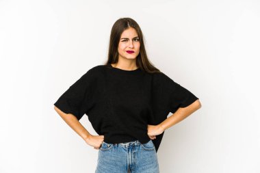 Beyaz arka planda soyutlanmış beyaz bir kadın kafası karışmış, kuşkulu ve kendinden emin değil..