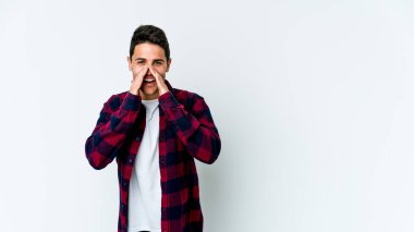 Beyaz arka planda izole edilmiş genç beyaz bir adam bir dedikodu söylüyor, bir haber sunuyor..