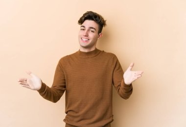 Beyazların arka planında izole edilmiş genç beyaz bir adam hoş bir ifade sergiliyor..