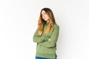 Beyaz arka planda izole edilmiş genç beyaz kadın şüpheli, belirsiz, seni muayene ediyor..