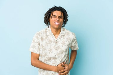 Genç Afrikalı Amerikalı Rasta adamın karaciğeri ağrıyor, karnı ağrıyor..