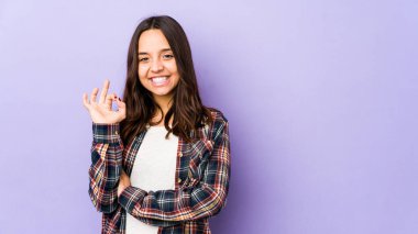 Genç, melez, İspanyol bir kadın göz açıp kapayıncaya kadar elinde iyi bir jest tutuyor..