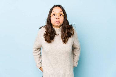 Genç melez İspanyol kadın omuz silkiyor ve gözleri açık..