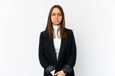 Genç melez iş kadını beyaz arka planda izole edilmiş üzgün, ciddi yüzlü, mutsuz ve hoşnutsuz..