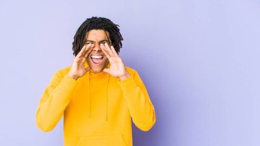 Genç Afrikalı Amerikalı Rasta adam heyecanla bağırıyor..