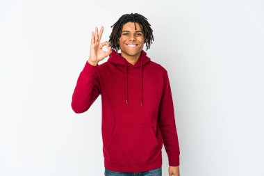 Genç Afro-Amerikan Rasta bir göz kırptı ve iyi bir el hareketi yaptı..