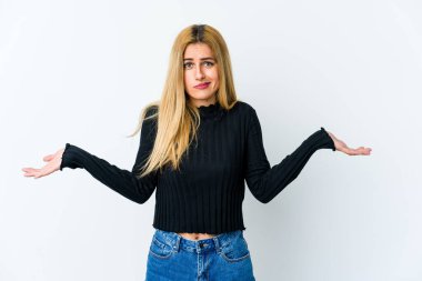 Beyaz arka planda izole edilmiş genç sarışın kadın. Kafası karışmış ve omuz silkiyor. Kopya alanını tutmak için..