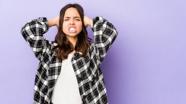 Genç, melez İspanyol kadın öfkeyle bağırıyor..