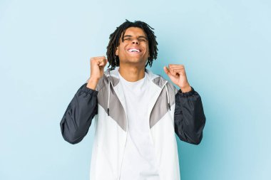 Genç Afrikalı Amerikalı sporcu zaferi, tutkuyu ve coşkuyu, mutlu ifadeyi kutluyor..