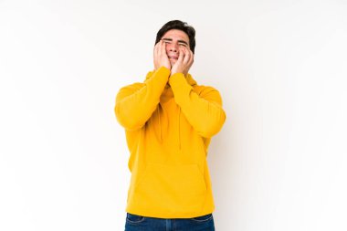 Genç adam beyaz arka planda yalnızdı sızlanıyor ve ağlıyordu..