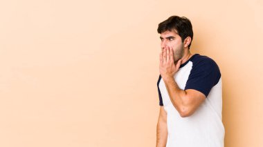 Bej arka planda yaşayan genç bir adam gördüğü bir şey yüzünden şoka uğruyor..