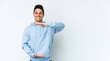 Beyaz arka planda izole edilmiş beyaz bir adam iki eliyle bir şey tutuyor..