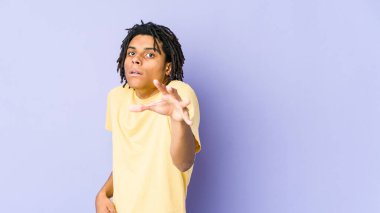 Genç Afro-Amerikan Rasta adamı, yakın bir tehlike yüzünden şoka uğruyor.