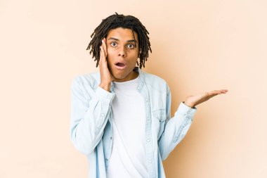 Genç Afrikalı Amerikalı Rasta adam, Palm 'da fotokopi alanı tutmaktan etkilendi..