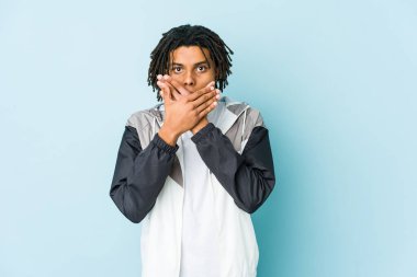 Genç Afrikalı Amerikalı sporcu elleriyle ağzını kapatırken şok oldu..