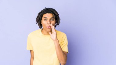 Genç Afrikalı Amerikalı Rasta adam gizli bir sıcak fren haberinden bahsediyor.