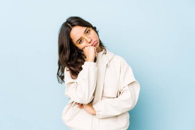 Genç, melez, İspanyol bir kadın sürekli tekrarlanan bir görevden yoruldu..