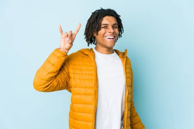 Genç melez adam boynuzlarını bir devrim konsepti olarak gösteriyor..