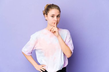 Mor arka plandaki genç beyaz kadın ya sır saklıyor ya da sessizlik istiyor..