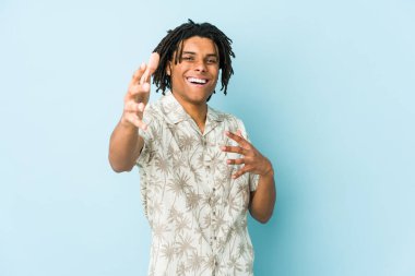 Genç Afrikalı Amerikalı Rasta adam kameraya sarıldığı için kendinden emin..