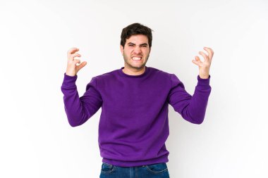 Genç adam beyaz arka planda öfkeyle bağırıyor..