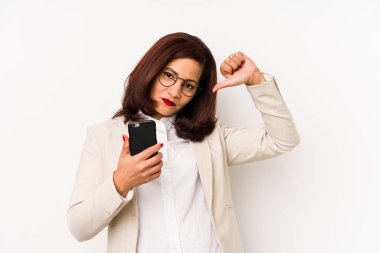 Cep telefonu tutan orta yaşlı Latin kadın kendini gururlu ve kendinden emin hissediyor, örnek olarak..