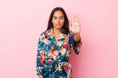 Kimono pijama giyen genç Hintli kadın elini uzatmış, dur işareti göstererek seni engelliyor..