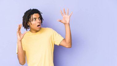 Genç Afrikalı Amerikalı Rasta adam gökyüzüne bağırıyor, bakıyor, hayal kırıklığına uğramış..