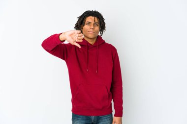 Genç Afro-Amerikalı Rasta adam hoşlanmadığı bir jest yapıyor, kabul etmiyor. Anlaşmazlık konsepti.